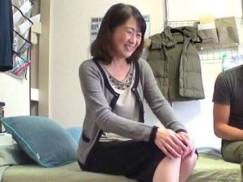 【五十路熟女】息子みたいな男の子の恋愛相談に感情移入し･･･一肌脱いで大奉仕する完熟マダムの中だし情事を完全盗撮！
