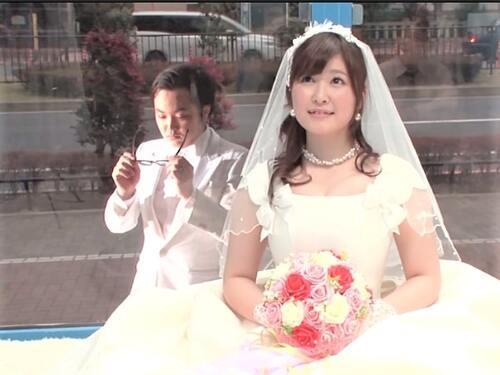 【MM号】人生で一番幸せな新郎新婦をナンパ❤結婚式直後のウェディングドレス似合う花嫁がミラー越しの夫の前で中出し不倫❤