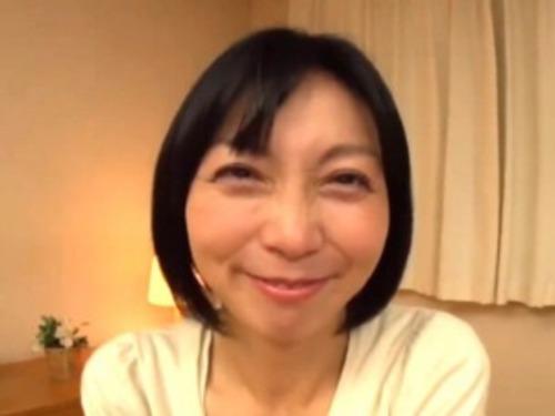【五十路熟女】近くのスーパーで働く明るく元気一杯なお母さん！実はセフレが２人もいてあっちも元気な人妻がAV撮影に挑戦！