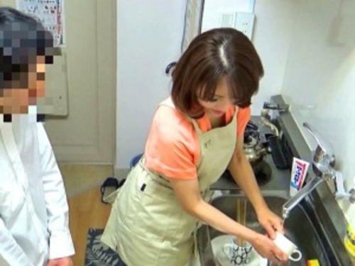 【五十路熟女】おばさんレンタルから派遣された奥様が不注意から携帯を壊してクレーム対応の甘さにつけ込まれ身体を差し出す…