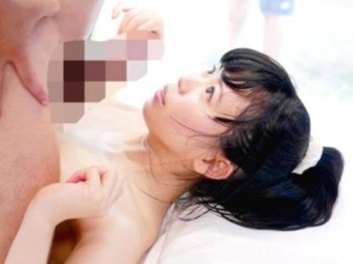 【MM号】真夏の海水浴場で見つけた素人カップルのスレンダーなビキニ娘がオイルマッサージからミラー越しの彼氏裏切っちゃう！