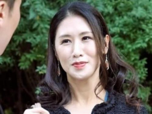 【熟女ナンパ】セックスレスの素人ナンパし車内で偽アンケからホテル不倫!値段を見ず買い物するセレブの美魔女おばさんがNTR!