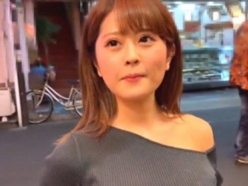 【素人】大人しそうで爆乳美少女！控えめな雰囲気とメガおっぱい最高すぎる！嬉しそうに男の乳首を舐め溢れ出るエロとスケベ！