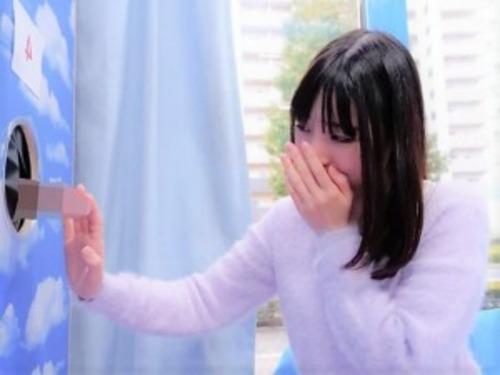 【MM号】清楚な雰囲気の美人お姉さんはJD❤壁から出てるチンコから大好きな彼氏を当てるゲームに挑戦し外せば遠慮なくNTR❤