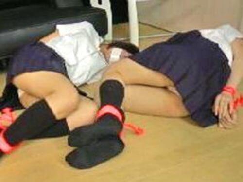 【レイプ】mailが発端で学校帰りに誘拐された２人のJK！恐怖に怯え震えることしかできず理不尽に犯されてしまう･･･