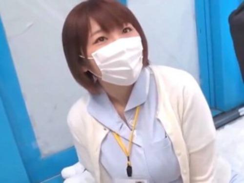 【マジックミラー号】おっぱいが大きいナースさんがアソコが収まらない男性に手を差し伸べゴールへと導いてあげる！