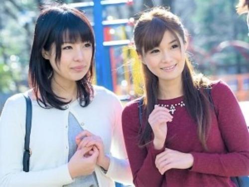 【人妻ナンパ】欲求不満な若妻をホテルに連れ込み❤指オナニーする黒髪美人と友達に電マあてる清楚美女が男優と3Pフェラ不倫❤
