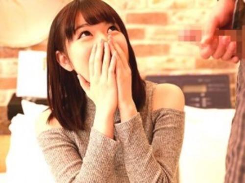 【素人ナンパ】２人きりの密室で激カワ女子大生が先輩のオナニー見ている内に戸惑いながらも生ハメハメしてしまう！