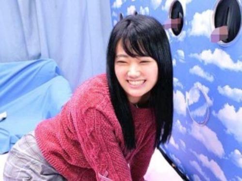 【マジックミラー号】激カワ彼女が並び起つチンポコの中から大好きな彼氏のを選ぶ！大学生カップルが究極NTRゲームに挑む！