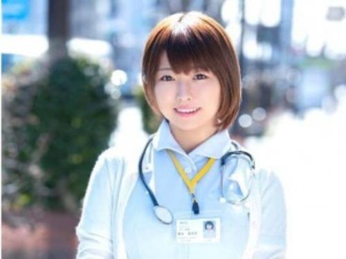 【素人ナンパ】綺麗系なショートカット美女を白昼堂々ナンパ！戸惑いつつも献身的に射精のお手伝いをしてくれる白衣の天使♡