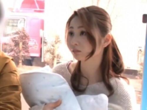 【マジックミラー号】優しそうな綺麗系奥さま！巨根過ぎてで嫁に挿入を許してもらえない男に素股奉仕からの不倫SEX！