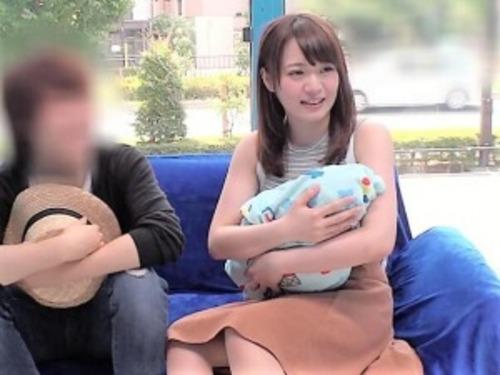 【MM号】子供を抱く20代で美人な素人ナンパ❤マジックミラー越しに夫が見える状況で男性に素股からのスケベ汁ダダ漏れ不倫❤