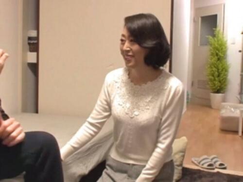 【五十路熟女】料理が趣味なおばさま！恋の悩みを打ち明けると意外と親身になってくれて最後は中だしセックス！