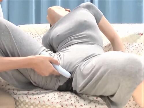 【MM号】ピアノの先生をしている美人な人妻ナンパしてマッサージ❤電マでお漏らし＆乳首たってる奥様に手マンで追い打ち❤