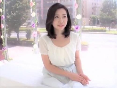 【MM号】「丸見え❤」黒髪の爽やか熟女ナンパし偽インタビュー❤ランチ帰りの美魔女な熟女がWチンコに悶絶しつつも3P乱交❤