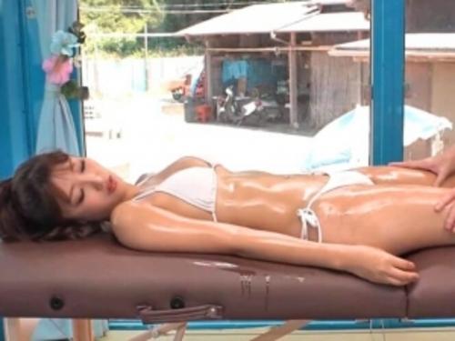 【素人ナンパ】真夏のビーチに居た日焼けビキニ美女がミラー越しにカレシがいるのに媚薬入りオイルで火がつき淫乱欲情！