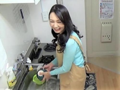 【五十路熟女】年の差チンポを受け入れた姿をバッチリ盗撮＆流出！お母さんの様な包容力で甘えさせてくれる美魔女なおばさん！
