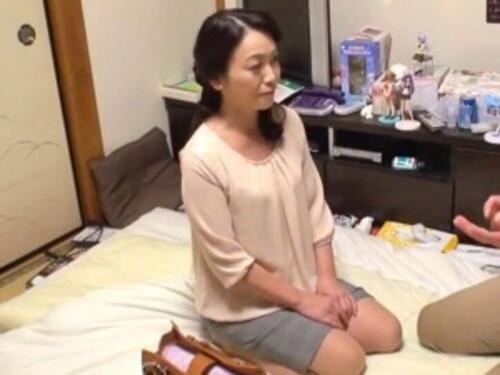 【五十路熟女】現役熟女デリヘルを呼び話題殺到のび薬をお試し！熟女をメロメロに感じさせる姿を盗撮！