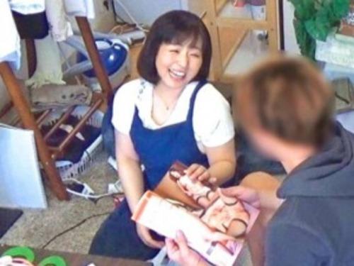 【五十路熟女】アラフィフの和子さんは若男の見つめる熱い視線で久しぶりにカラダが疼き…最後は自分から腰を振る淫乱マダム♡