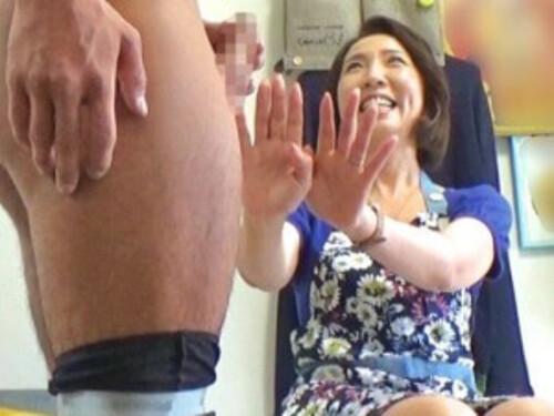 【五十路熟女】家事仕事をヤリに来た完熟人妻が若チンコを見てしまいびっくりしつつもオンナの部分を思い出し大サービス！