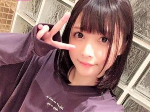 【素人ハメ撮り】にっこりスマイルがカワイイ天然系の美少女❤潮吹きでカメラを汚してしまい拭かせてるときにしれっと本番SEX！