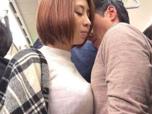 痴漢できない消極チンコを絞りヌク淫らな女が出現！！乗客に隠れ美味しそうに咥える一級品フェラで撃沈！