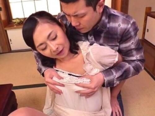 【五十路熟女】嫁とセックスレスで悩む息子夫婦の元へ母親が上京！お風呂で見た艶っぽい姿に欲情する･･･