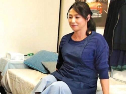 【五十路熟女】デッサンモデルのつもりが巧みな話術に乗せられて真っ裸にされるレンタルおばさまのSEX！
