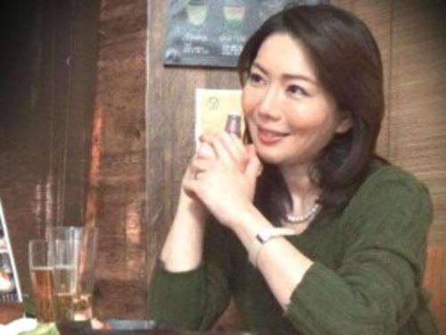 【四十路熟女】相席居酒屋で１人呑みしている笑顔が素敵な奥さま！寂しさにつけ込みハメ撮りセックス！