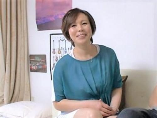 【熟女ナンパ】「帰らないと…ダメ❤」ミニスカ履くムチムチ五十路熟女❤汗ばんだぐっしょり濡れマンコに手マンからの不倫SEX