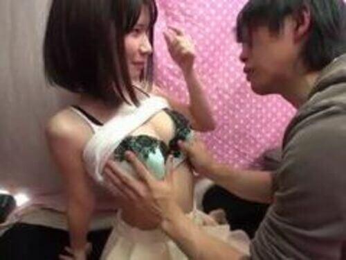 【素人ナンパ】「中に…出したんですか！？」二十歳の細見な人妻がお悩み相談してきた男性と不倫中だしセックス！