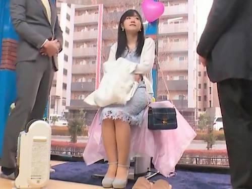 【マジックミラー号】「えぇぇ…！！❤」ロリ顔で声優になりたい黒髪お姉さん！エッチなマッサージ器具の体験から潮吹き激イキ❤