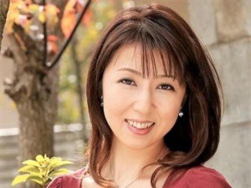【四十路熟女】年齢を感じさせずとてもエロい顔立ちの奥様❤家族がいる妖艶&美魔女な熟女が膣奥突かれ激イキ❤❤【生稲さゆり】