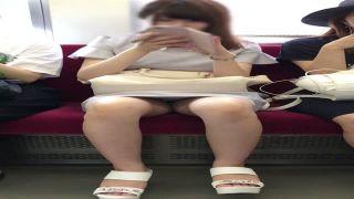盗撮 美少女 パンチラ 隠し撮り 女子大生 スマホ 車内 電車 こっそり ノーパン