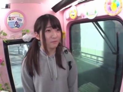 <素人ナンパ*外見える!?>ナンパした学生をエロエロカーに連れ込んでスケベインタビューで赤面感じまくり！勃起不可避のいい女