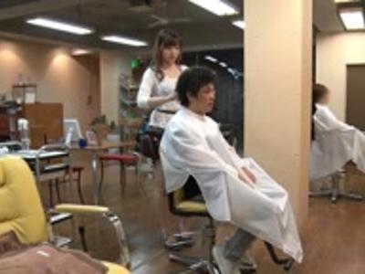 <美乳*美容師>欲求不満なセクシーな美容師が男性客を魅了！ギンギン立ちしたチンチンをパクリ！抜けすぎ注意なエロ動画