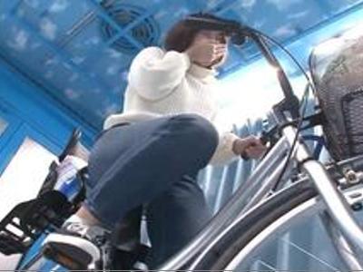 買い物帰りの人妻がエロエロ自転車に挑戦して我慢できずに潮吹きまくり!!スケベ美女