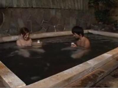 <スレンダー*美乳>奇麗な奥様達と混浴温泉！欲求不満な人妻を寝取ってお風呂でそのままピストンファック！おすすめの作品