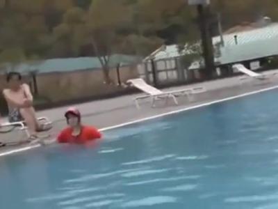 <美乳*ヤバイやつ>『やめてください…』きれいなプール監視の働く女性をレイプ！水中で水着を下げられた娘！即抜け注意な18禁動画