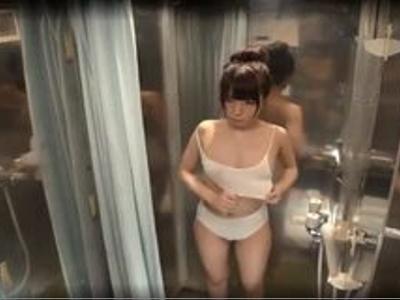 <マジックミラー*素人ナンパ>女子大生が男友達と素股チャレンジで生生出しSEX！お気に入り必須のエロ動画