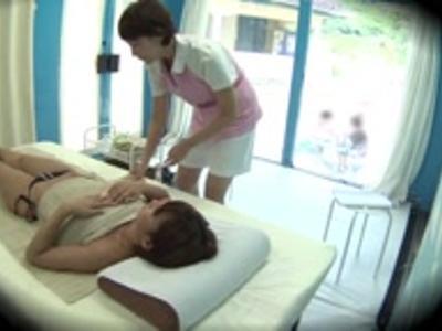 <エロエロカー*素人ナンパ>【エロエロカー】海で見つけたこんがり10代娘に日焼けエステとしてやりたい放題！セクシーな女の子のR18映像