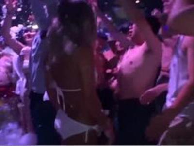 <巨乳*露出>イケイケなビキニ美女たちと乱交ファック！テンション高めなギャルたち！絶対興奮しちゃうエロ動画