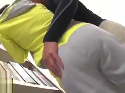 <蓮実クレア*エロ動画>『やめて…声でちゃう…』巨乳な美女に図書館でセクハラ！愛液糸引きまくりの感じまくり！センズリ向きのR18動画