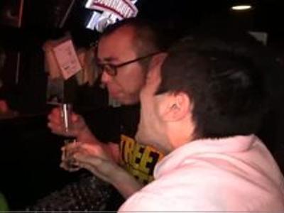 <美少女*エロ動画>ビッチな巨乳ギャルと仕事中の店内でファック！男性客に見られて恥ずかしそうにする女の子！ギンギン確実
