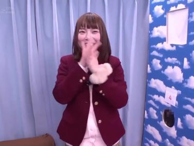 <外見える!?*素人ナンパ>女子校生がずらりと並んだ男性器からカレシを見る企画で他の男にハメられる！男性におすすめのエロ映像