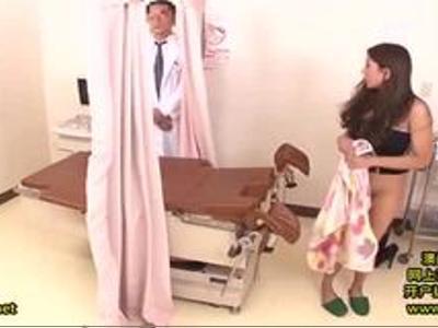 子宮の検査に来たギャルに変態な医者がイタズラ！チンポを挿入してピストンしちゃった!!スケベ娘