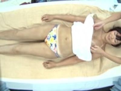 <エロエロカー*素人>【エロエロカー】海で見つけたこんがり10代娘に日焼けマッサージとしてやりたい放題！スケベ注意な18禁動画