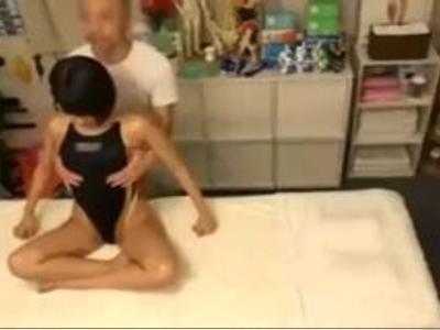 <尻フェチ*競泳>水着のスレンダー美女にエッチなマッサージ！気持ちよさそうな表情になってSEXしちゃった！ギンギン確定