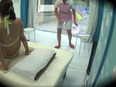 <エロエロカー*マッサージ>【エロエロカー】海で見つけたこんがり10代娘に日焼けエステとして無理矢理！妄想注意なスケベ映像