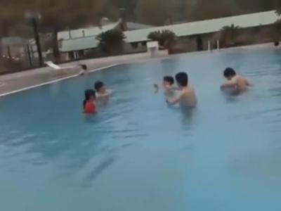 <羞恥*レイプ>『やめてください…』美人なプール監視のバイト娘をレイプ！水中で水着を下げられた美女！即抜け注意なR18映像